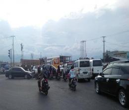 Kemacetan di simpang empat Panam, Pekanbaru. 